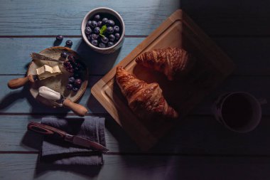 Fransa 'da kahvaltı, kruvasan, baget veya Pain au chocolat gibi taze pişmiş ürünlere odaklı hafif ve basit bir olaydır.