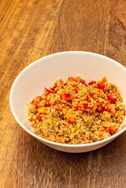 Kinoa salataları ana yemek ya da meze olarak idealdir ve bu süper yiyecekleri yaratıcı ve lezzetli bir şekilde diyetinize dahil etmek için harika bir yoldur..