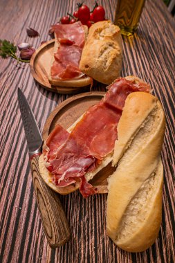 Türkiye kökenli Doner Kebap, dikey bir rostoda pişirilen etten oluşuyor. Et ince dilimlere ayrılır ve çeşitli soslarla birlikte bir tavada servis edilir.  