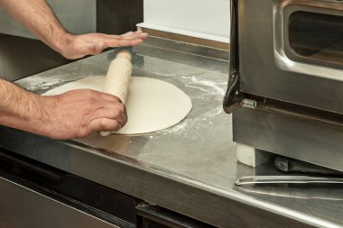 Yüksek sıcaklıkta elektrikli bir fırında pişirilir..