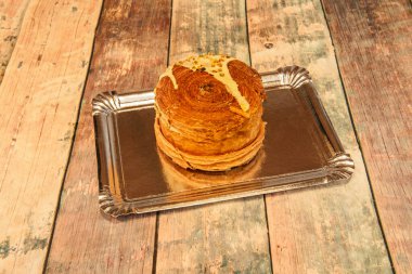 Bu baharatlı ve tatlı börekler çabucak bayramların favorisi haline geldi.