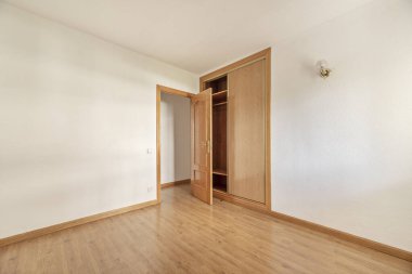  Duvar yapısına entegre oldukları için, bu gardıroplar genellikle daha temiz ve düzenli görünürler.