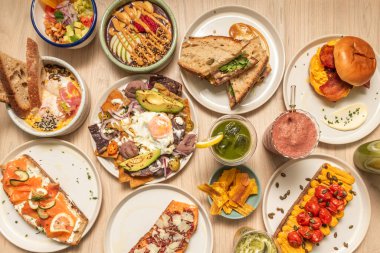 Meyveler sağlıklı bir brunch 'ın temel bileşenidir. Meyve salatasından meyve püresine veya sadece dekoratif bir tabakta meyveler taze ve doğal tatlılık sağlar.