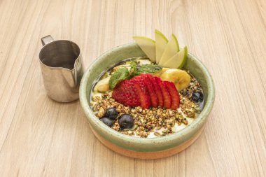 Mango ya da papaya gibi tropikal meyvelerin eklenmesi brunch 'ınızı unutulmaz kılacak egzotik bir dokunuş ekleyebilir.