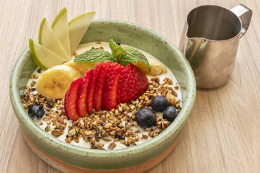 Kahvaltıda, meyveler birçok şekilde sunulabilir: basit kavun veya ananas dilimlerinden.,