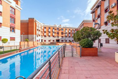 Geliştirme, özellikle havuzun toplantı ve rahatlamaya dönüştüğü sıcak iklimli bölgelerde, dünyanın çeşitli bölgelerinde popüler olmuştur. 