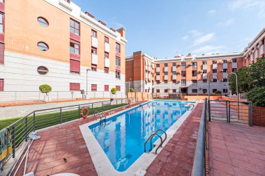 Havuz dinlenmek, egzersiz yapmak ve sosyalleşmek için ideal bir yerdir. Teraslar ve bahçeler gibi birçok gelişmenin de ortak alanları vardır.