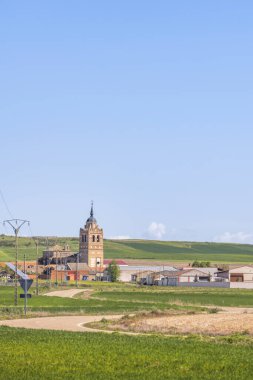 Kiliseleri olan küçük kasabalar genellikle ziyaretçilerin mimarinin keyfini çıkarabilecekleri bir barış, kültür ve tarih sığınağı sunuyorlar.