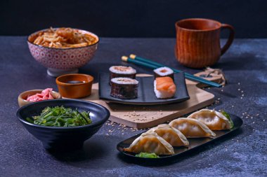 Gyozas servis ederken, lezzetlerini artıran soslar ve malzemelerle onlara eşlik etmek şarttır.