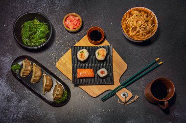 Soya sosu asla şaşmayan bir klasiktir ama daha ayrıntılı soslar da hazırlanabilir. Popüler bir karışım soya sosu, pirinç sirkesi ve susam yağı içerir. Bazen biraz acı biber de eklenir.