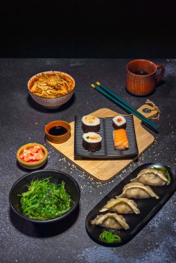 Bu kombinasyon sadece lezzetli lezzet katmakla kalmıyor, aynı zamanda gyozaların dokusunu da olağanüstü bir şekilde tamamlıyor..