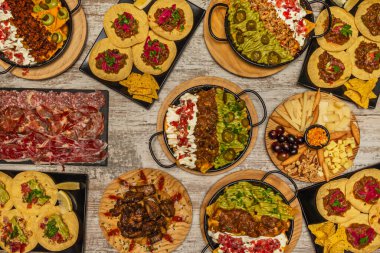 Zamanla, guacamole Meksika mutfağında en çok aranan eskortlardan biri haline geldi ve küresel popülerlik kazandı..