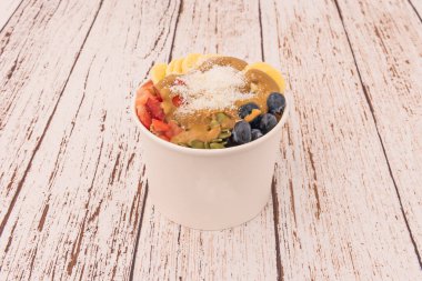 Türkiye kökenli Doner Kebap, dikey bir rostoda pişirilen etten oluşuyor. Et ince dilimlere ayrılır ve çeşitli soslarla birlikte bir tavada servis edilir.  