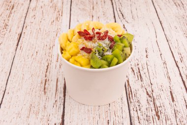 Meyve kasesi genellikle bir kâse olup, taze meyve servis etmek ya da sunmak için kullanılır.