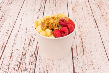 Genellikle granola, muz ve diğer meyvelerin yanı sıra guarana şurubu ile kaplı bir kase veya bardakta smoothie olarak servis edilir..