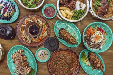 Aperatifleri ve ilk yemekleri olan harika Kore yemekleri.