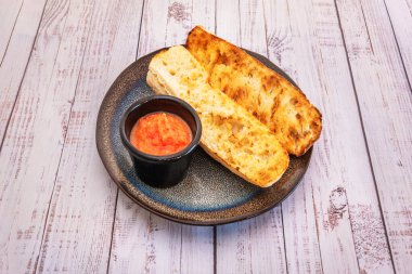 Güney İspanya 'dan tipik bir kahvaltı yanında kızarmış ekmek, ezilmiş domates ve yağ.