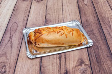 Venezuela usulü doldurulmuş peynirli ekmek gümüş tepside