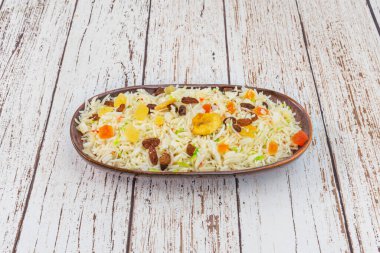 Kaşmir pilavı, Hindistan 'ın kuzeyindeki Kaşmir bölgesinden geleneksel bir kahverengi pirinç tabağıdır.