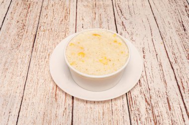 Yumurta ve pilavla dolu beyaz plastik bir kase.