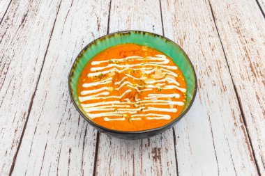 Köri terimi güveç anlamına gelir ve İngiliz tüccarların alt kıtaya gelişinden önce İngilizce 'de benimsenmiştir.