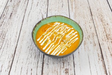 Tereyağlı tavuk Hint mutfağının bir klasiğidir lezzeti ve dokusuyla ünlüdür.