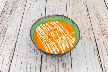 Tereyağlı tavuk Hint mutfağının bir klasiğidir. Lezzeti ve dokusuyla ünlüdür. Bu yemek garam masala, zerdeçal ve kimyon gibi baharatların karışımında marine edilmiş tavuk parçalarından oluşur.