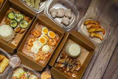 Yeni pişmiş tipik Asya yemekleri.