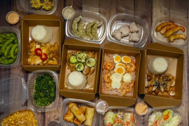 Yeni pişirilmiş ve paketlenmiş tipik Asya yemekleri.