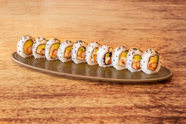 Suşi genellikle küçük, ısırık büyüklüğünde porsiyonlarda hazırlanır ve çeşitli şekillerde hazırlanabilir.