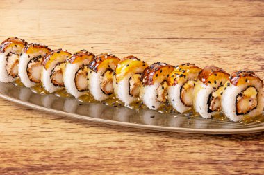 Balık ve pilav bir yaprak yosunun içinde servis edilirse buna maki denir.