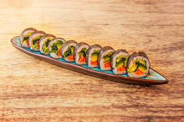 Japonya dışında, suşi adı sadece en yaygın çeşitleri ifade eder.