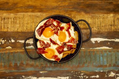 Yıldızlı ya da kırık yumurtalar bol zeytinyağında ya da diğer yenilebilir yağlarda kızartılmış olup kenarları puntilla olarak adlandırılan hafif kömürleşmiştir.