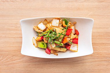 Tavada kızartılmış bir tabak yumurta, balık sosu, demirhindi ezmesi ve herhangi bir kombinasyonlu pirinç eriştesi..