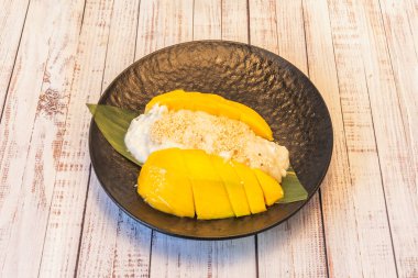 Khao niao sangkhaya ya da kremalı yapışkan pirinç geleneksel bir Tayland tatlısıdır. Hindistan cevizi kreması ve hindistan cevizi sütü ile kaplanmış glutinous pilavı (genellikle yapışkan pirinç olarak bilinir) ile hazırlanır.