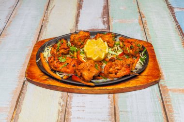 Çok fazla zerdeçal eklersen tavuk turuncuya döner. Bazı modern versiyonlarda sarıya ve yeşile boyanmış.