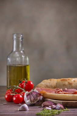 Sarımsaklı karanfil, vişneli domates ve zeytinyağlı sandviç.