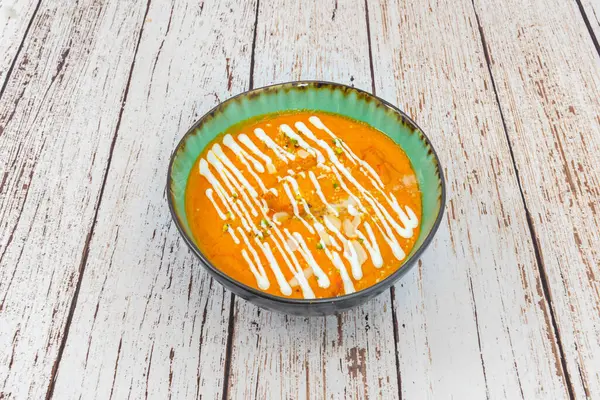 Tereyağlı tavuk Hint mutfağının bir klasiğidir. Lezzeti ve dokusuyla ünlüdür. Bu yemek garam masala, zerdeçal ve kimyon gibi baharatların karışımında marine edilmiş tavuk parçalarından oluşur.