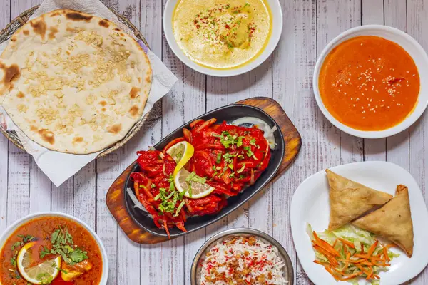 Bu aynı zamanda Hint yemeklerine verilen bu baharat karışımına verilen isimdir.