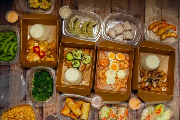 Yeni pişirilmiş ve paketlenmiş tipik Asya yemekleri.