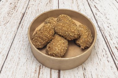 İspanya 'da kroket kendine ait bir ev ve kimlik buldu. Basitleştirildi, demokratikleştirildi ve ülke genelinde barlarda ve evlerde her yerde bulunan bir tapa haline geldi.