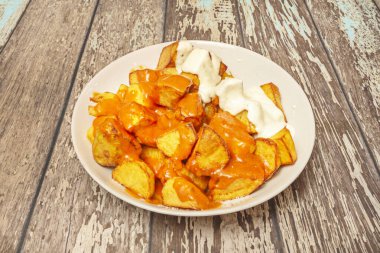 Bravas patatesleri, İspanya 'nın tipik bir hazırlığıdır. Büyük küp şeklinde kesilmiş, zeytin yağında kızartılmış ve baharatlı bir sos olan brava sosuyla tatlandırılmış patateslerden oluşur.