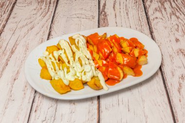 Vivir en Madrid kitabında patatas bravas 'ın ilk bahsi geçiyor.