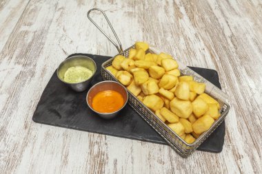 Geleneksel olarak, brava sosunda La Vera 'dan gelen kırmızı biber ya da acı bir tat veren kırmızı biber olmalıdır. Genellikle sıcak ve tatlı kırmızı biber karışımıdır.