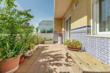 Güneş koruması: Sizi güneşten korumak için bir pergola, tente ya da şemsiye takın