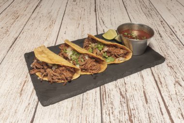 Suadero Tacos: Olağanüstü hassasiyet için yavaş pişirilmiş sığır eti.