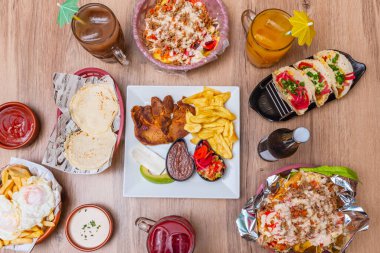 Tacos: Tartışmasız kral. Mısır (bazen un) tortilla, üzerinde sayısız dolgunun oluşturulduğu tuval.