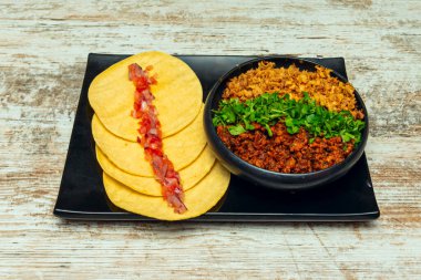 Carnitas Tacos: Domuz eti kendi yağında kavrulur ta ki içi yumuşayana kadar. 
