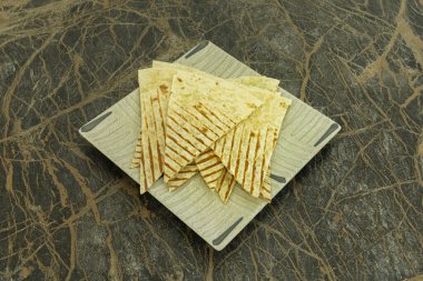 Izgara izli mayasız ekmek parçaları.