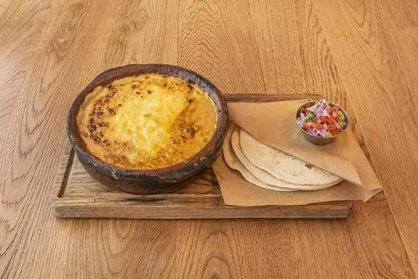 Meksika güvecinin zenginliği sınırsızdır. Toprağın lezzetlerini çağrıştıran taze malzemeler ve baharatlarla hazırlanır.